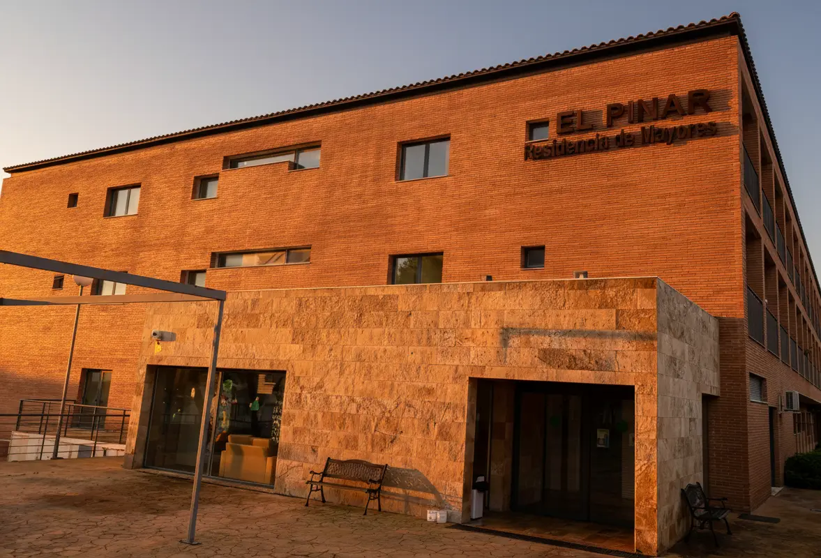 Fachada de Residencia de Mayores El Pinar, en Almodóvar del Campo