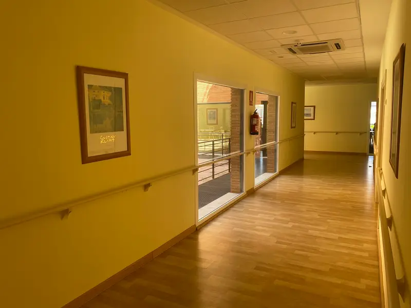 Pasillo de Residencia de Mayores El Pinar, en Almodóvar del Campo