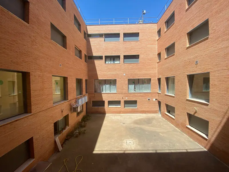 Patio de Residencia de Mayores El Pinar, en Almodóvar del Campo