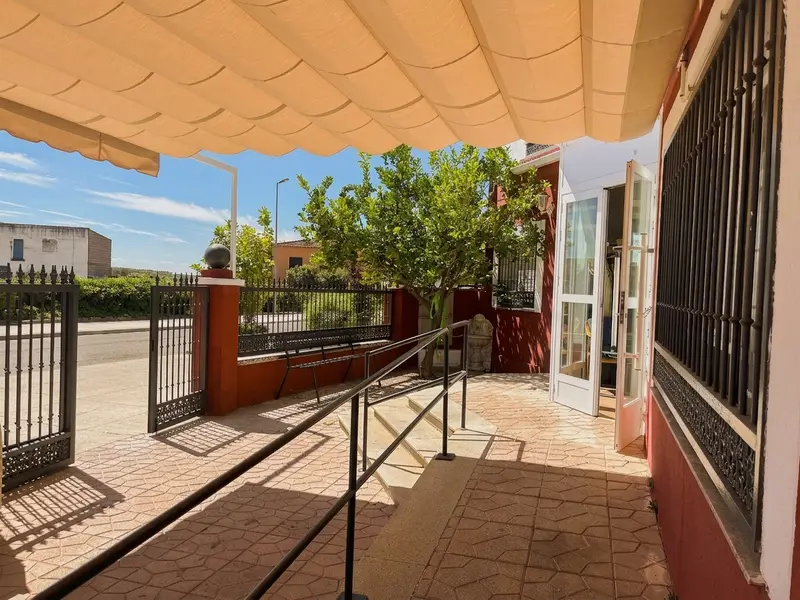 Porche de Residencia y Centro de Día Nuestra Señora de la Asunción, en Ahigal