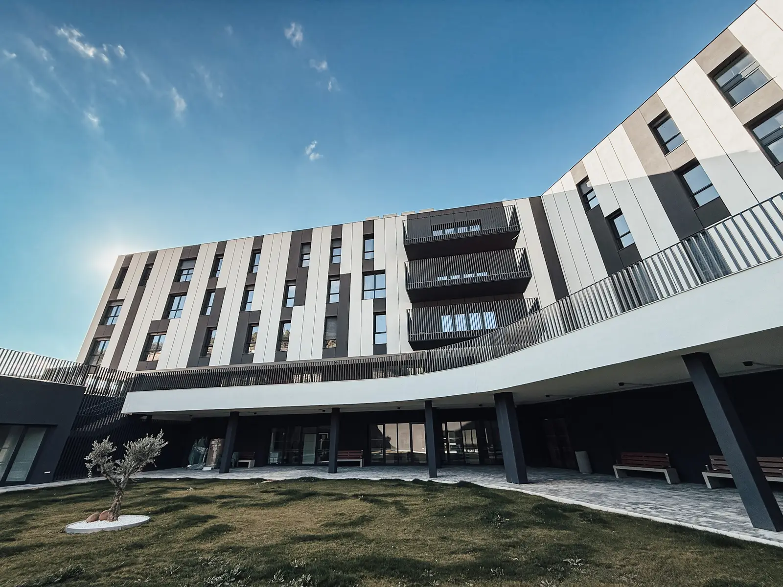 Fachada de Residencia y Centro de Día Las Encebras, en Chinchilla de Montearagón