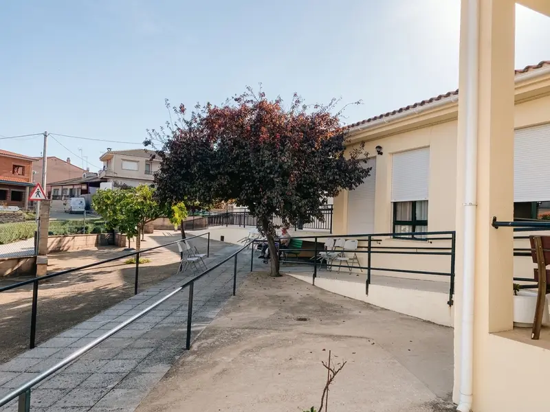 Porche de Residencia de Mayores y Centro de Día San Gregorio, en Pozuelo de Zarzón