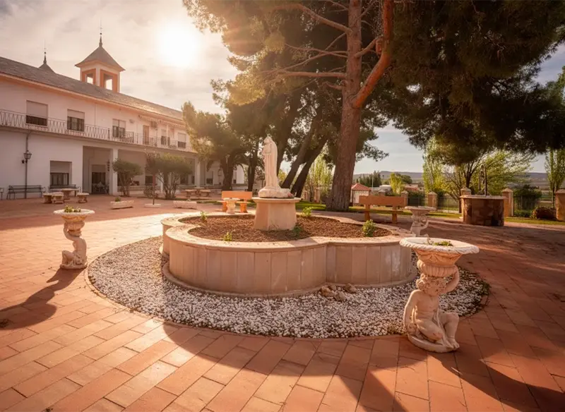 Patio de Residencia de Mayores San José, en Almansa