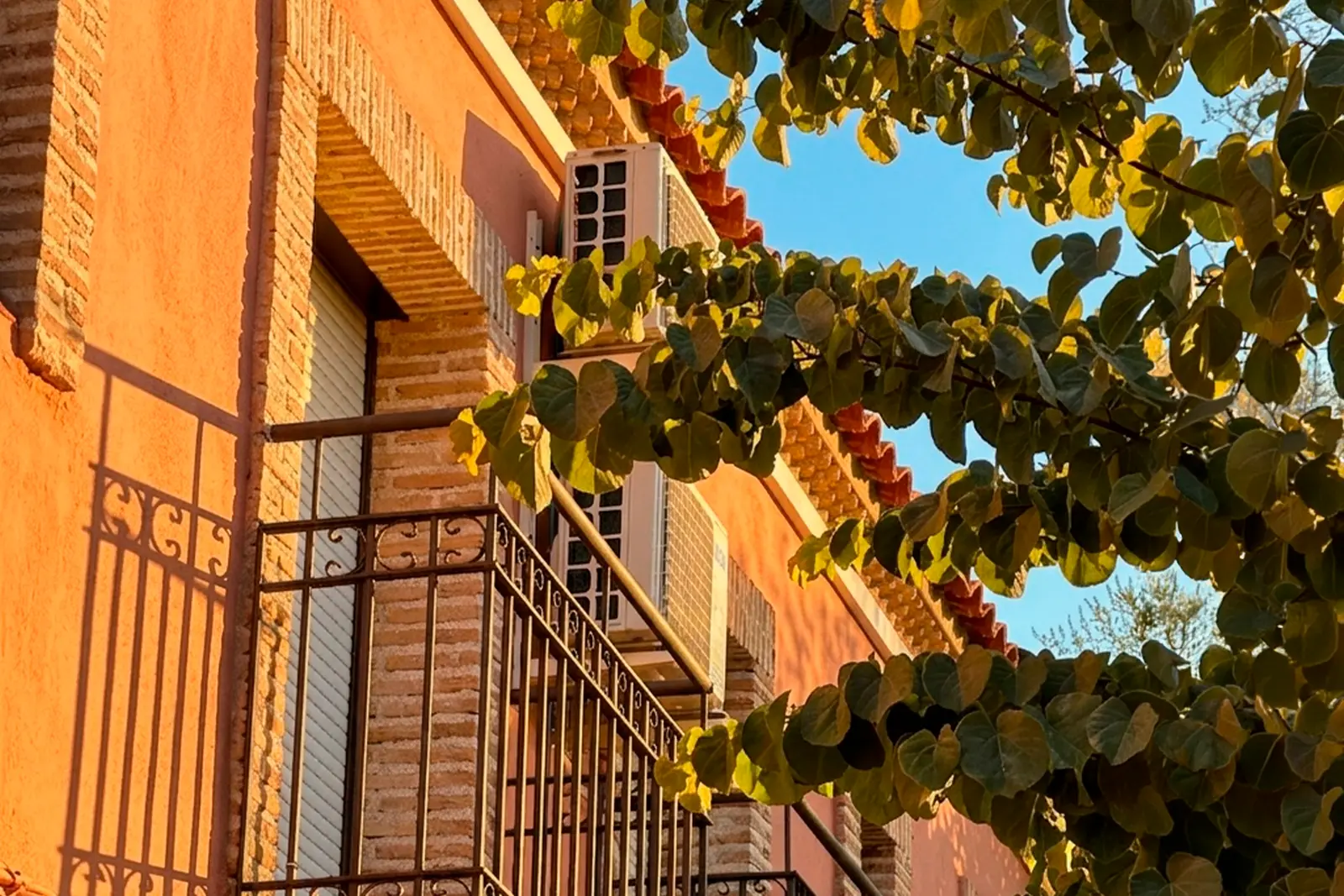 Fachada de Residencia San Juan de Dios, en Lillo