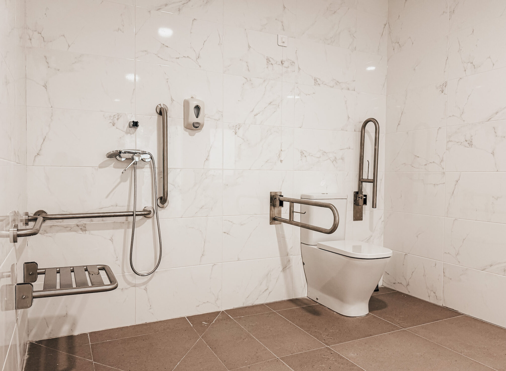 Baño completo adaptado para personas mayores y movilidad reducida en Chinchilla de Montearagón, Albacete