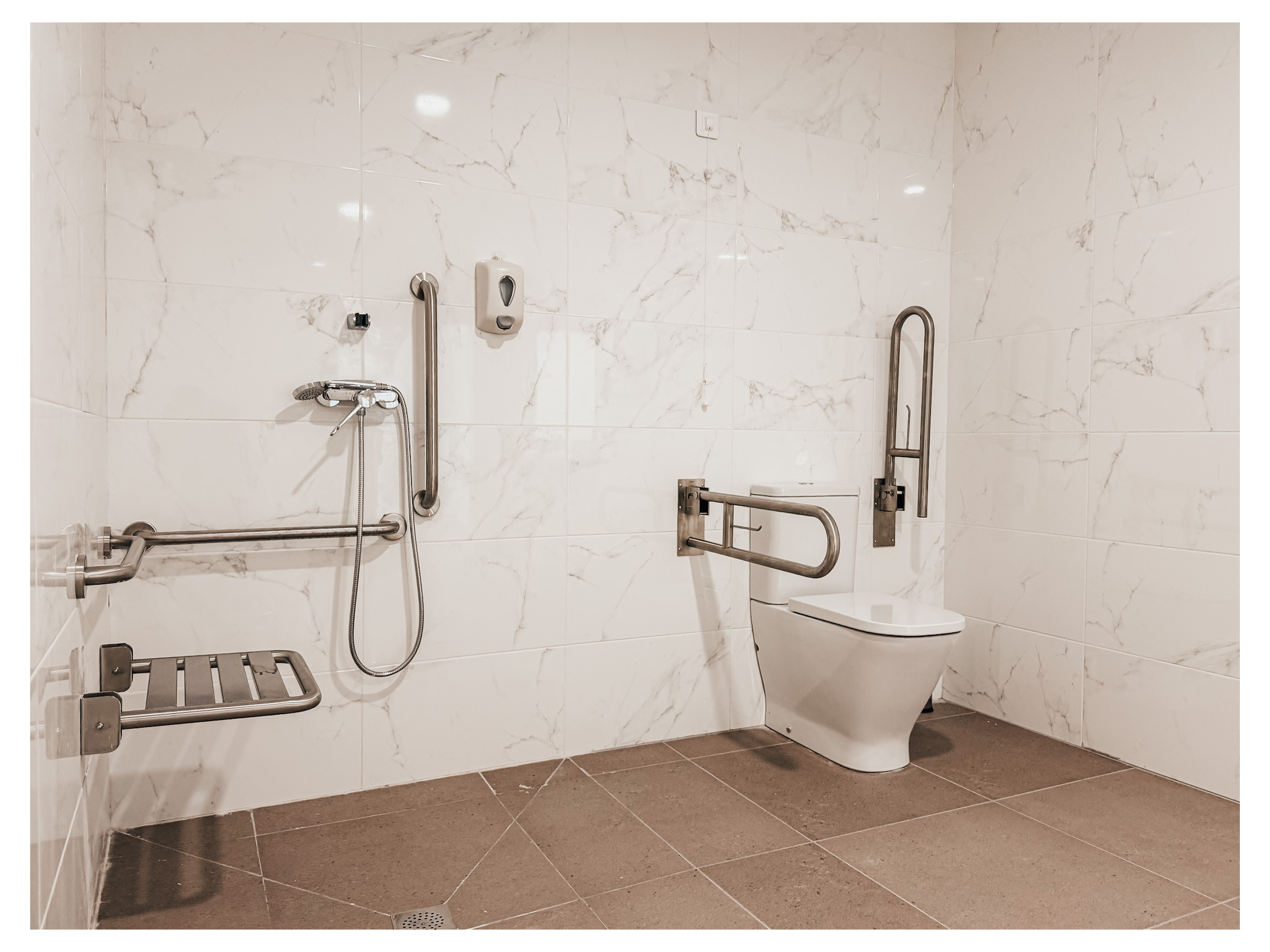 Baño completo adaptado para personas mayores y movilidad reducida en Chinchilla de Montearagón, Albacete