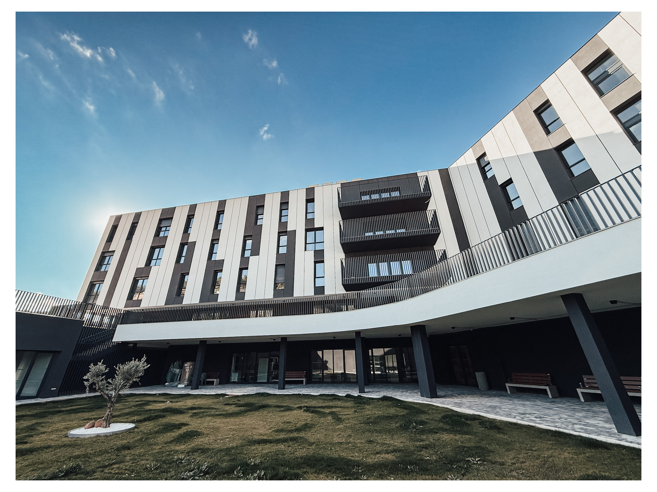 fachada de la residencia de Mayores y Centro de Día de Chinchilla de MonteAragón