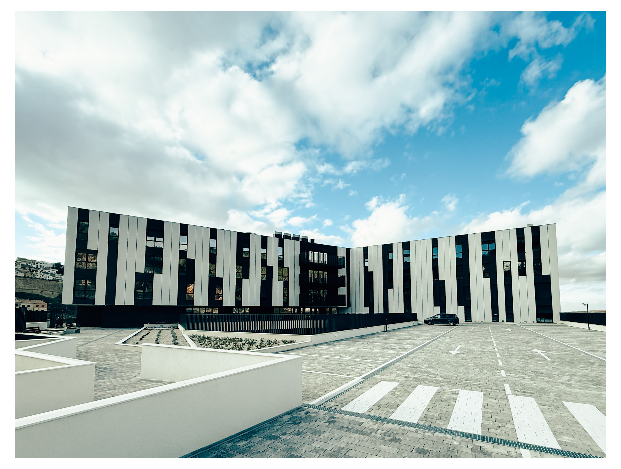 Fachada principal de residencia y centro de día para personas mayores en Chinchilla de Montearagón, Albacete