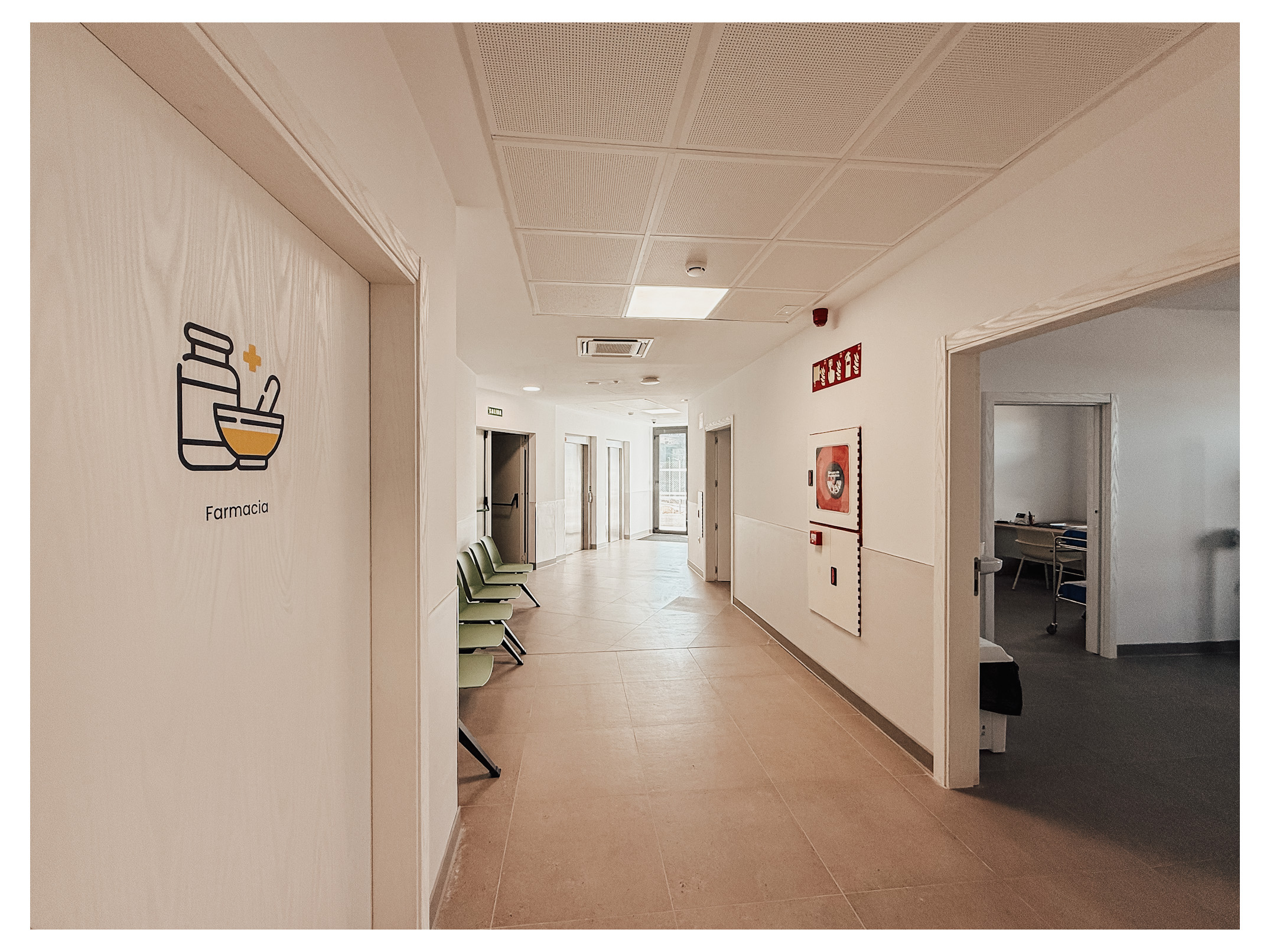 Pasillos amplios y adaptados en residencia de mayores en Chinchilla de Montearagón