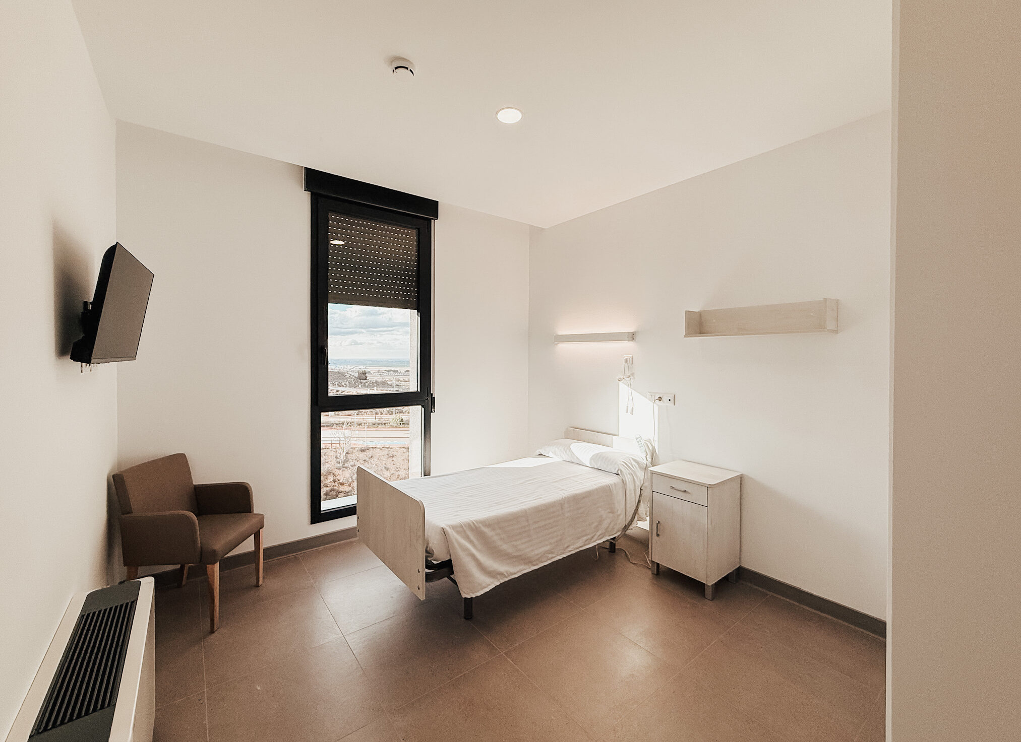 Habitación completa y equipada en residencia de mayores en Chinchilla de Montearagón
