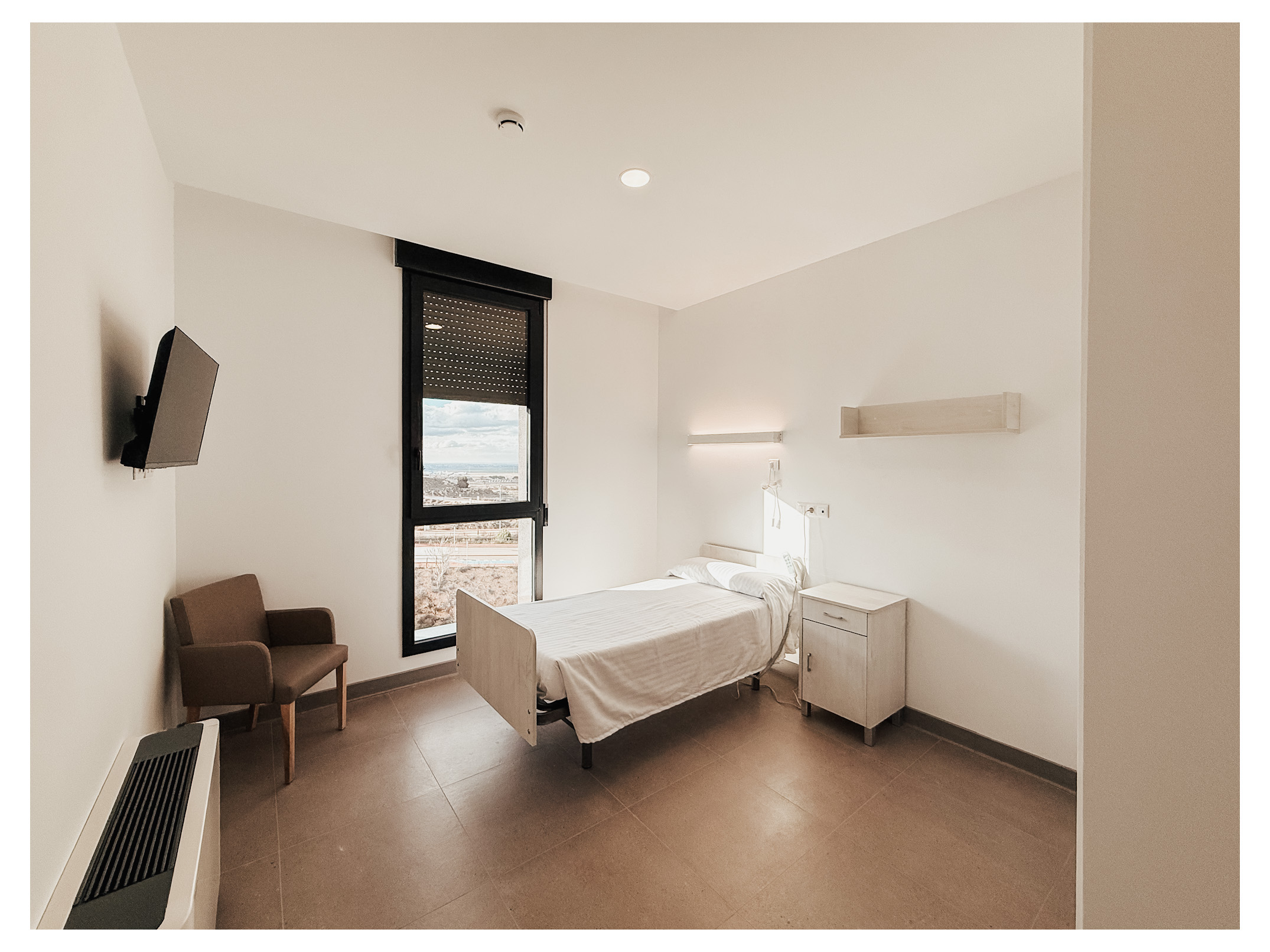 Habitación completa y equipada en residencia de mayores en Chinchilla de Montearagón