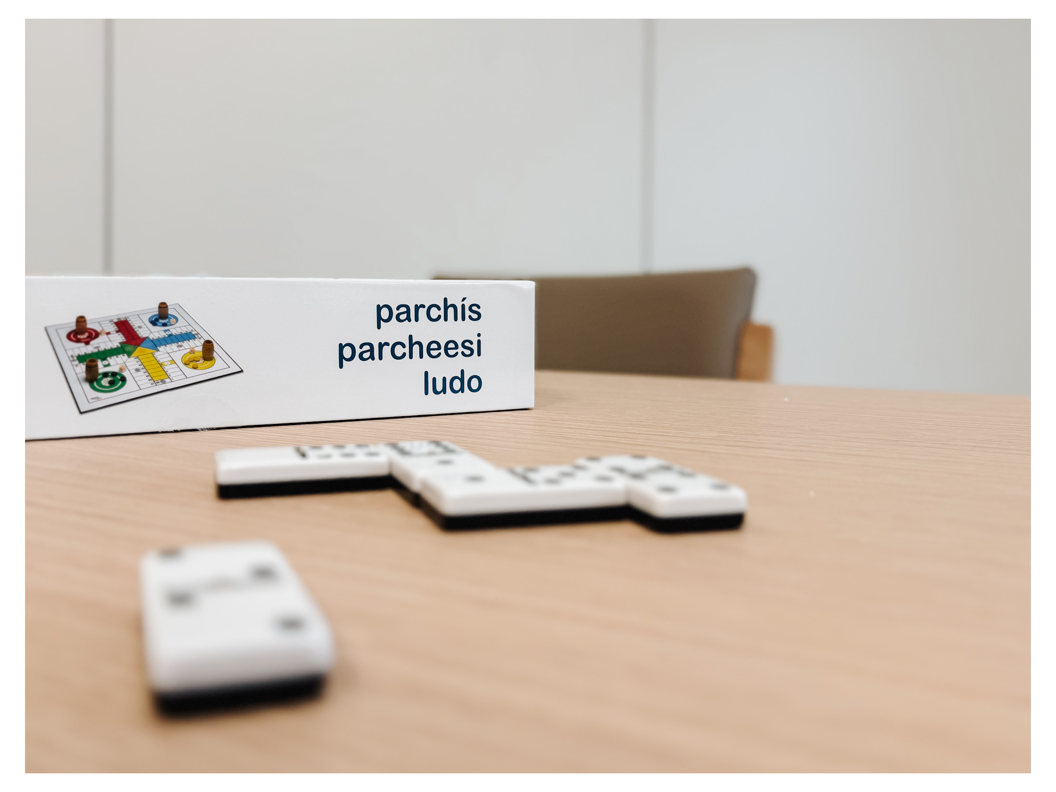 detalle de juego de parchís residencia de mayores Campillo de Altobuey en Cuenca