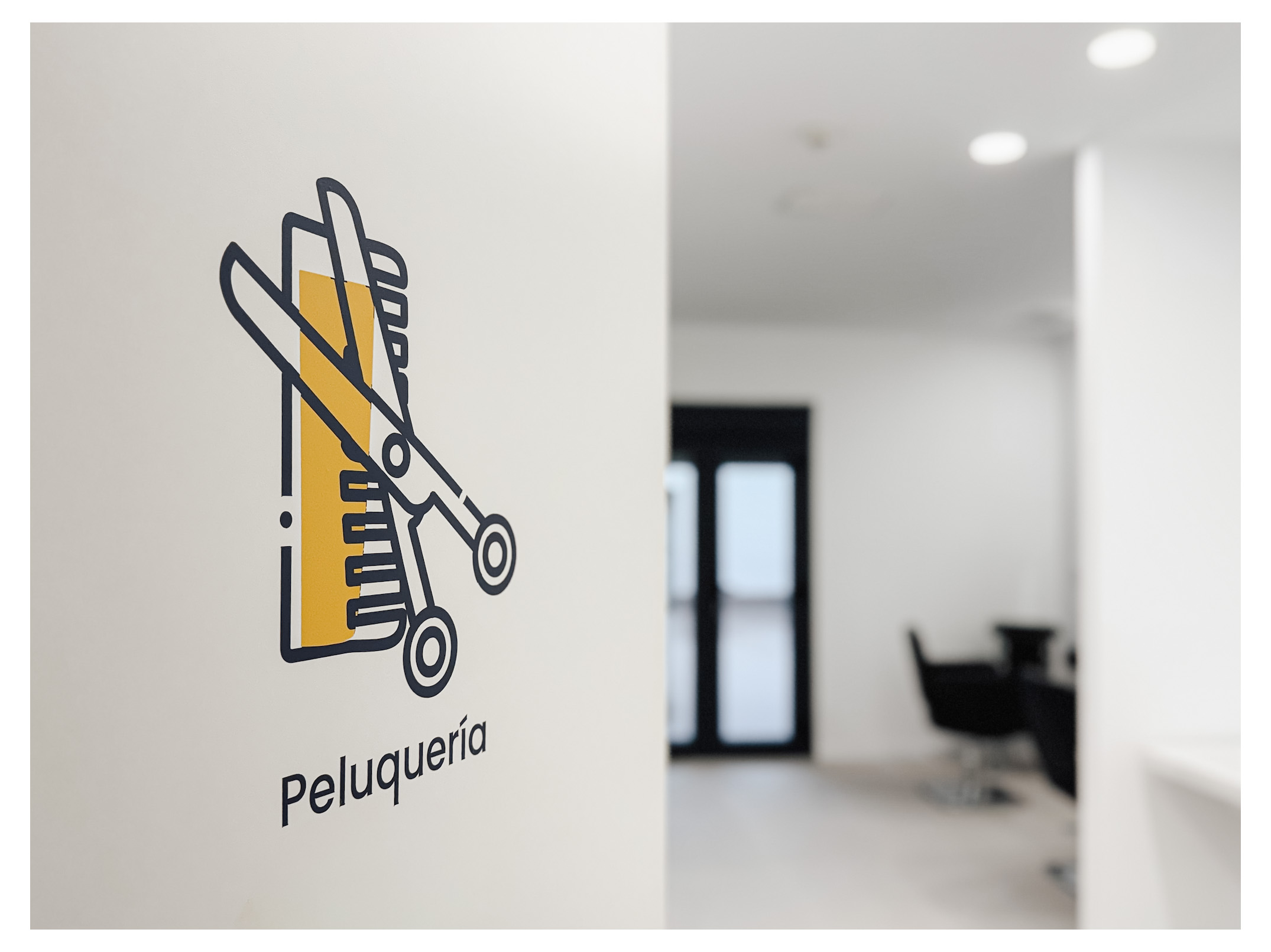 puerta de peluquería residencia de mayores Campillo de Altobuey en Cuenca