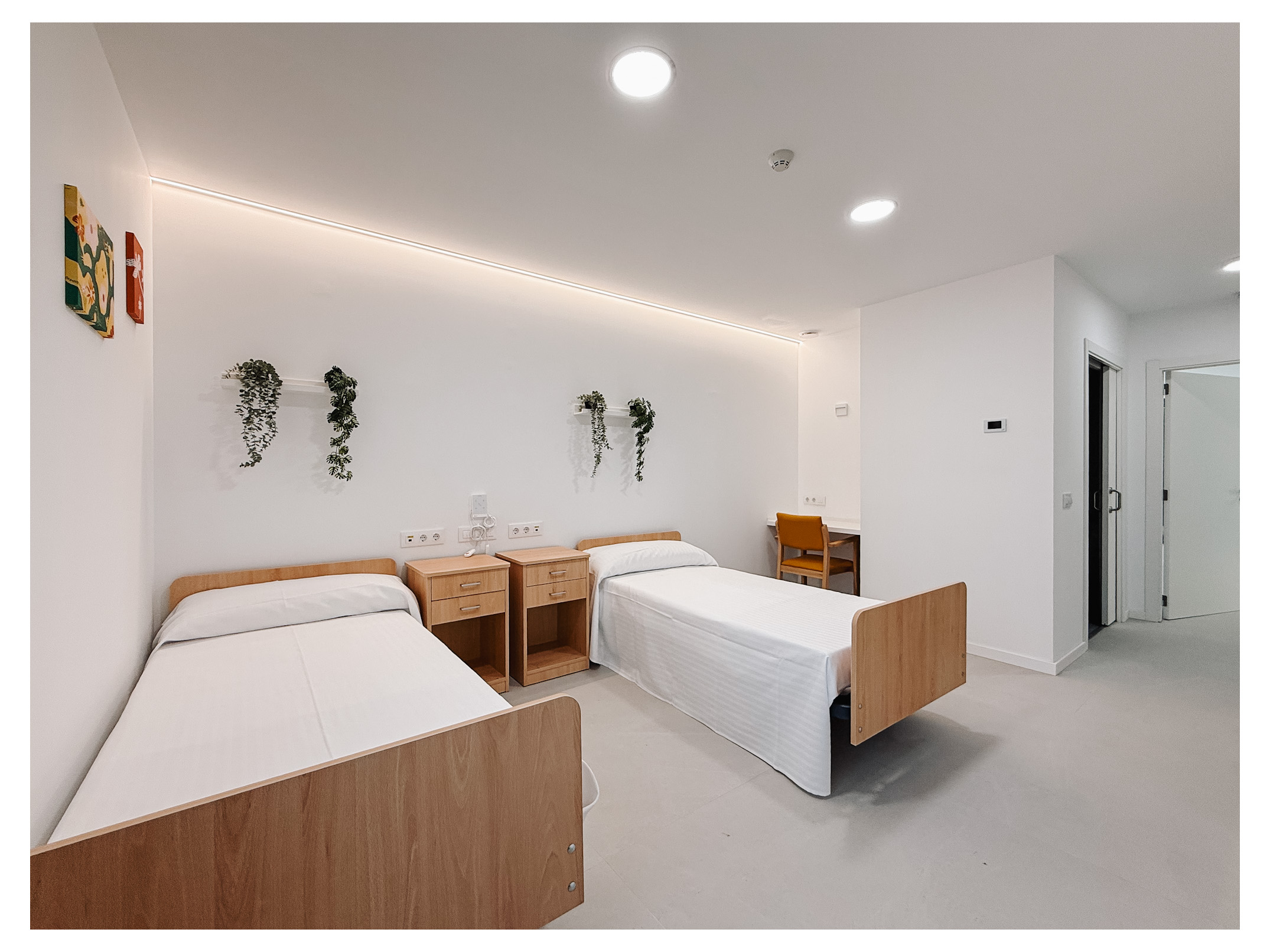 Habitación doble en residencia de mayores en Campillo de Altobuey con camas individuales y mobiliario adaptado